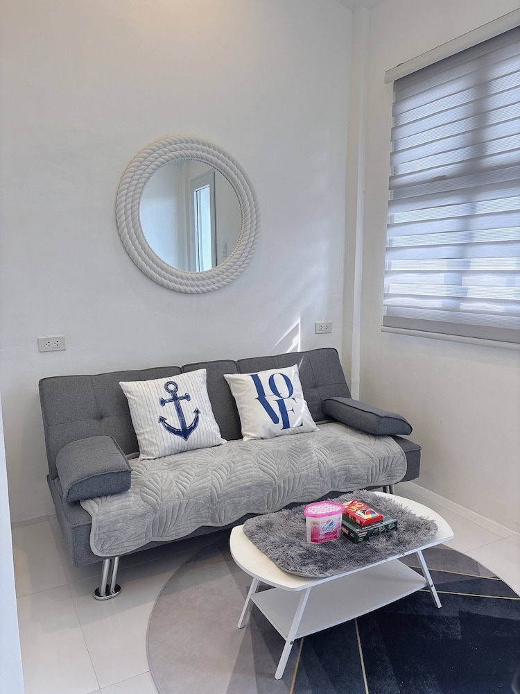 Condo, 1 Bedroom, Smoking, Balcony