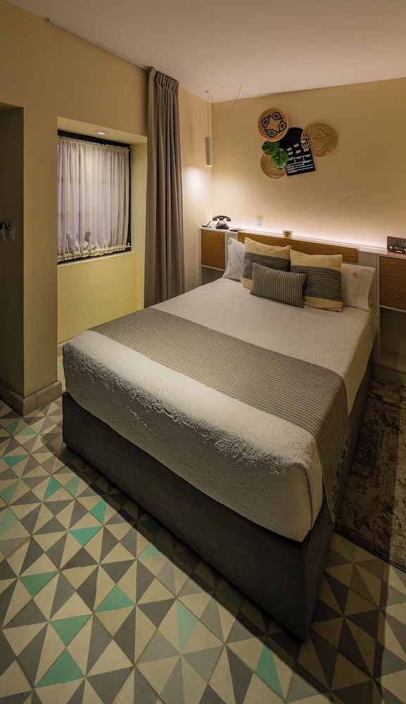 Standard Suite Full Bed photo 3