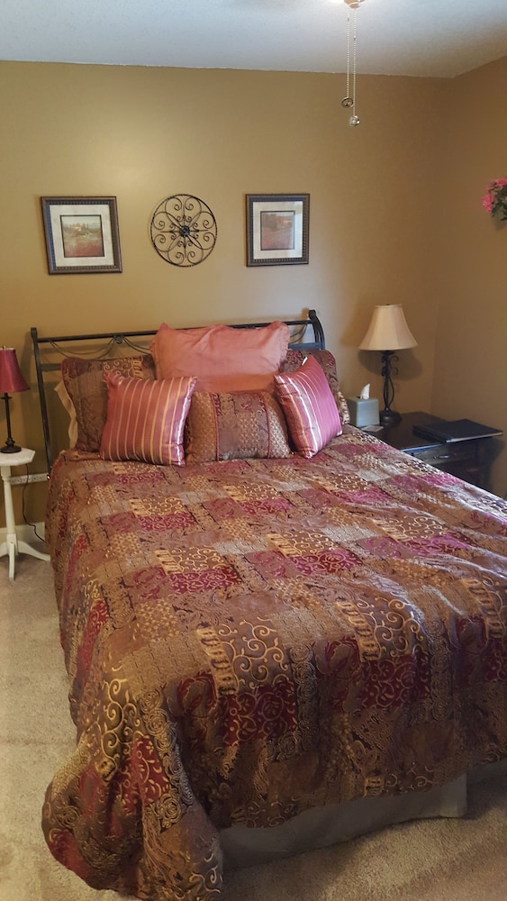 Superior Room, 1 Queen Bed, Private Bathroom (Spanish Room) photo 2