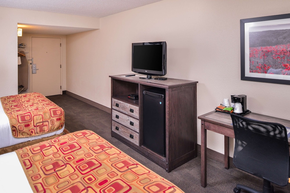 Standard Room, 2 Queen Beds, Balcony, Poolside - Photo 3