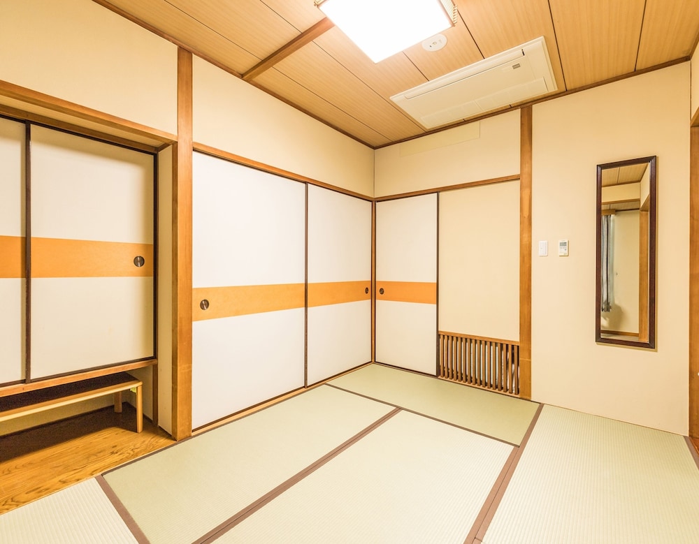 Japanese Room With Shared Washroom-Triple photo 2