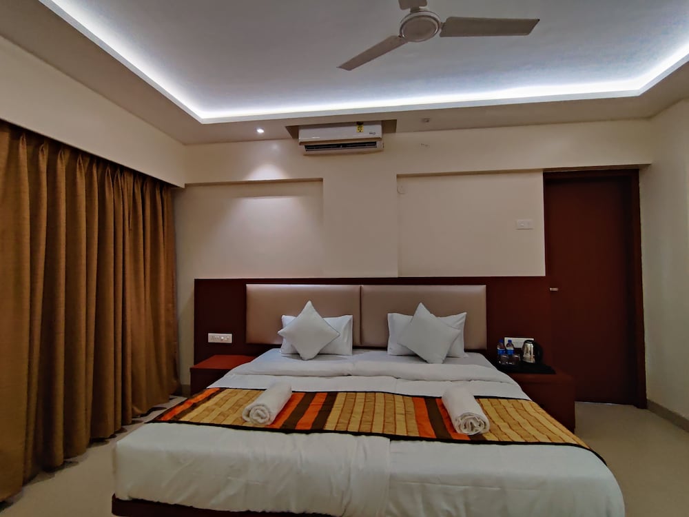 Deluxe Double Room with Balcony - Photo 30