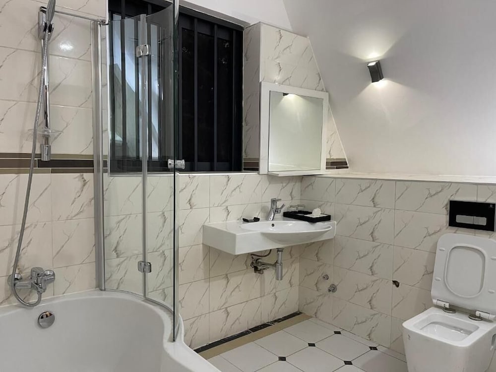 Deluxe Room, 1 King Bed, Non Smoking, Pool Access photo 3
