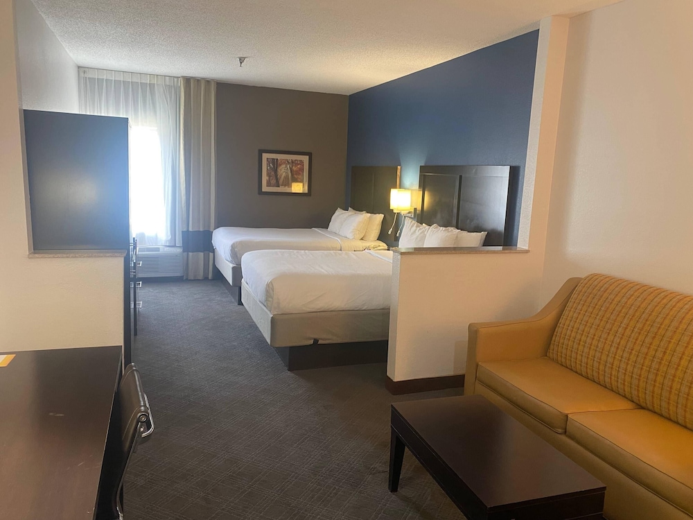 Suite, Multiple Beds, Non Smoking - Photo 1