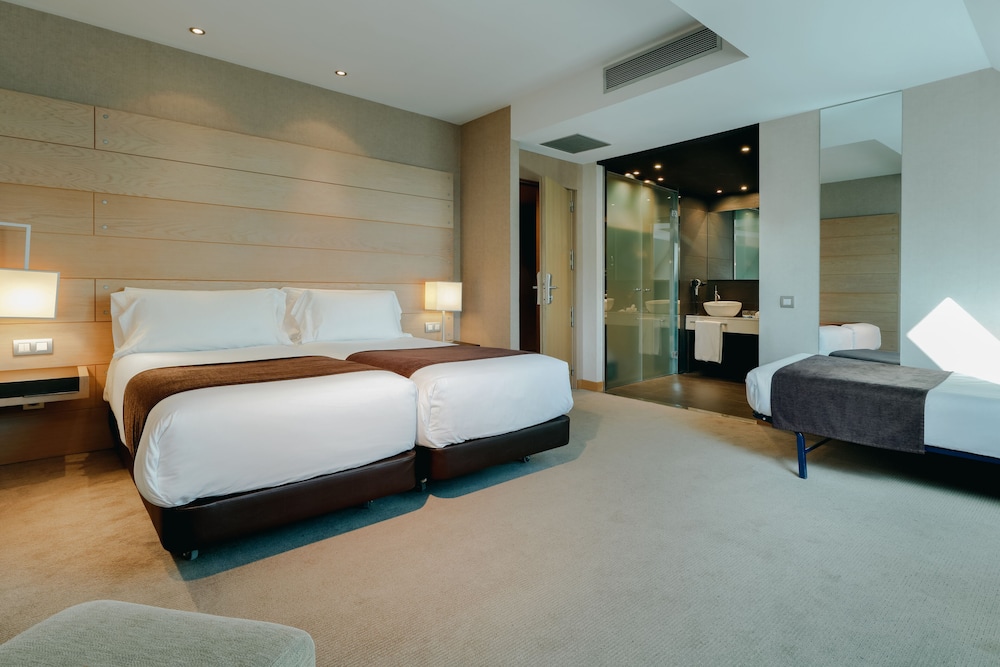 Standard Room (Extra Bed 2 adults + 1 child) - Photo 1