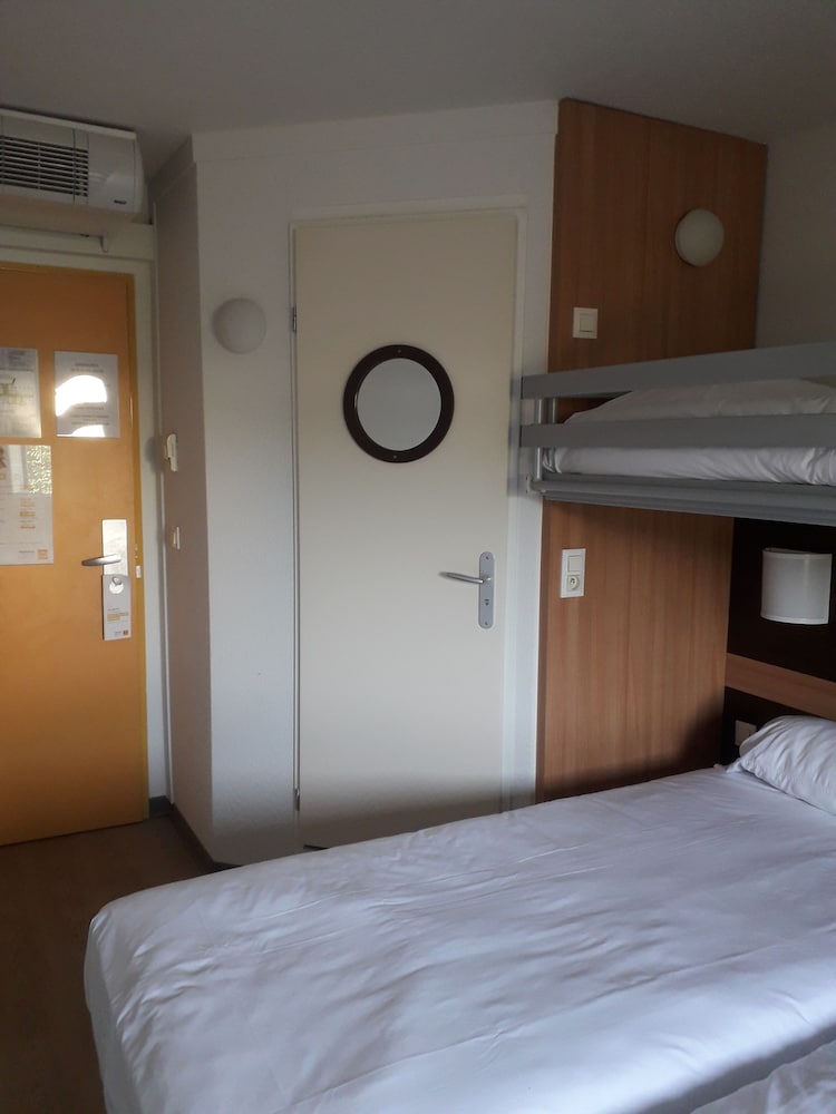 Standard Room, Multiple Beds photo 2