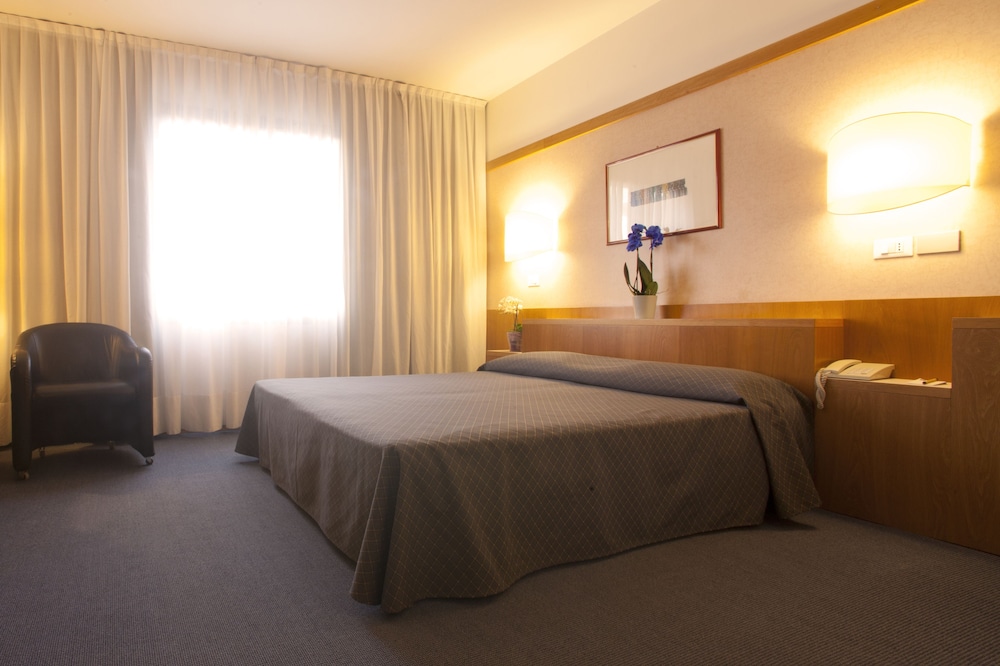 Classic Double Room Single Use photo 3