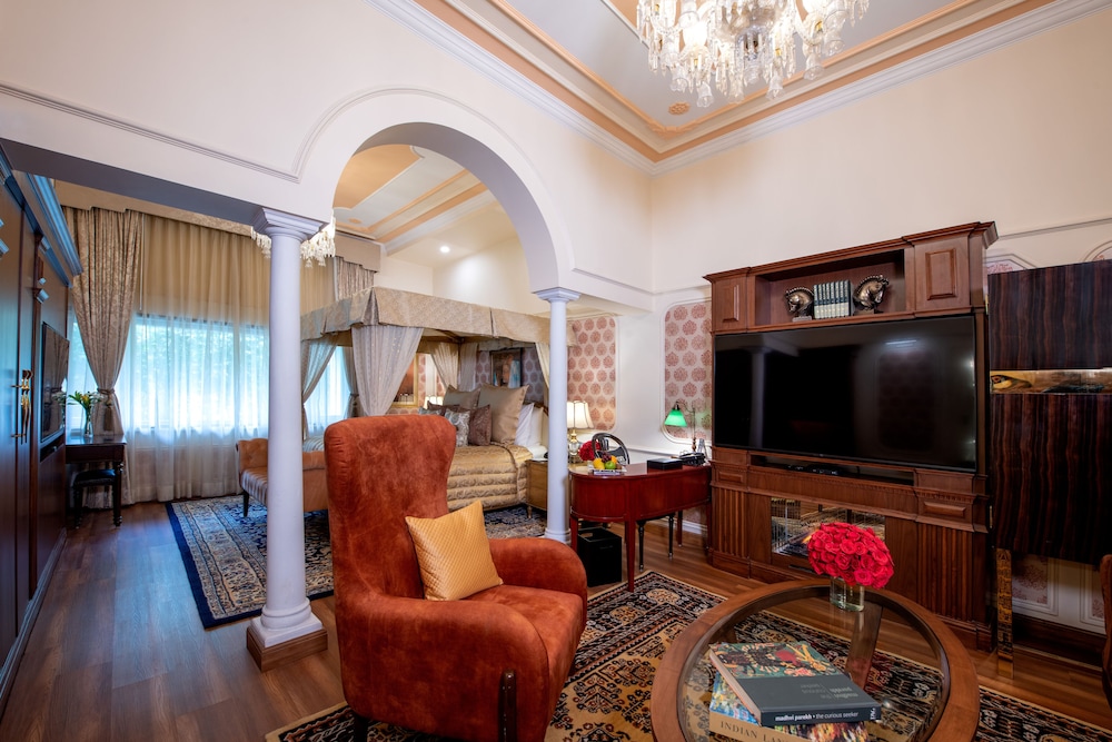 Suite, Non Smoking (Heritage Parlor)