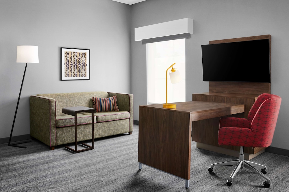 Basic Studio, 1 King Bed with Sofa bed, Refrigerator & Microwave (Wet bar) - Photo 2