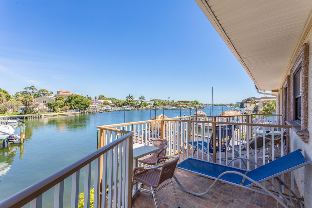 Suite, 1 Queen Bed, Balcony (Bayfront) - Photo 4