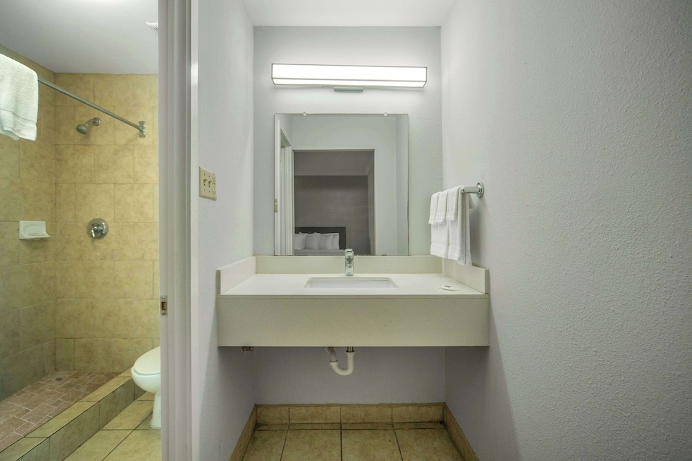 Deluxe Room, 2 Queen Beds, Accessible, Non Smoking - Photo 4