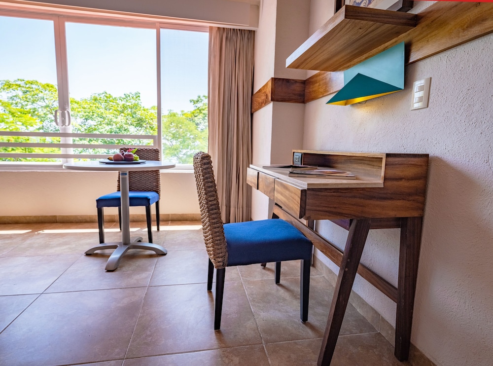 Deluxe Room, 1 King - Photo 4
