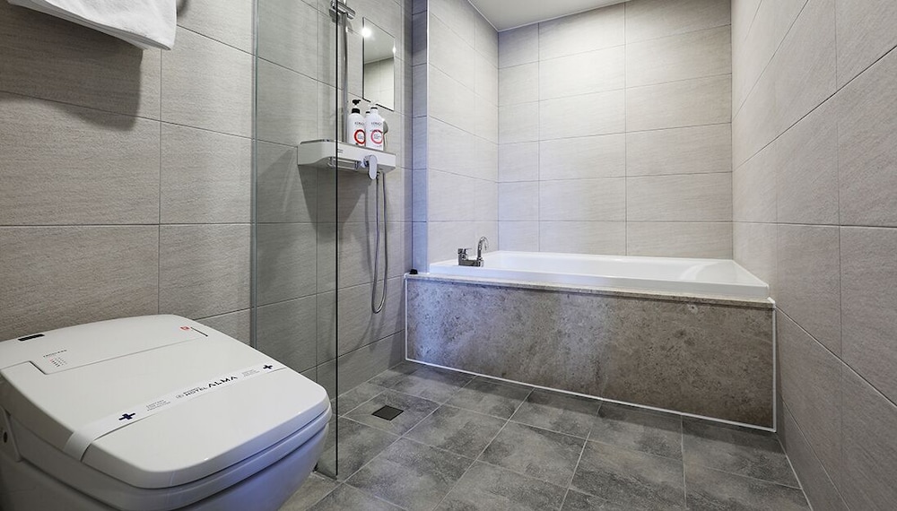 VIP Room(Outdoor Bathtub Unavailable During Winter Season) - Photo 16