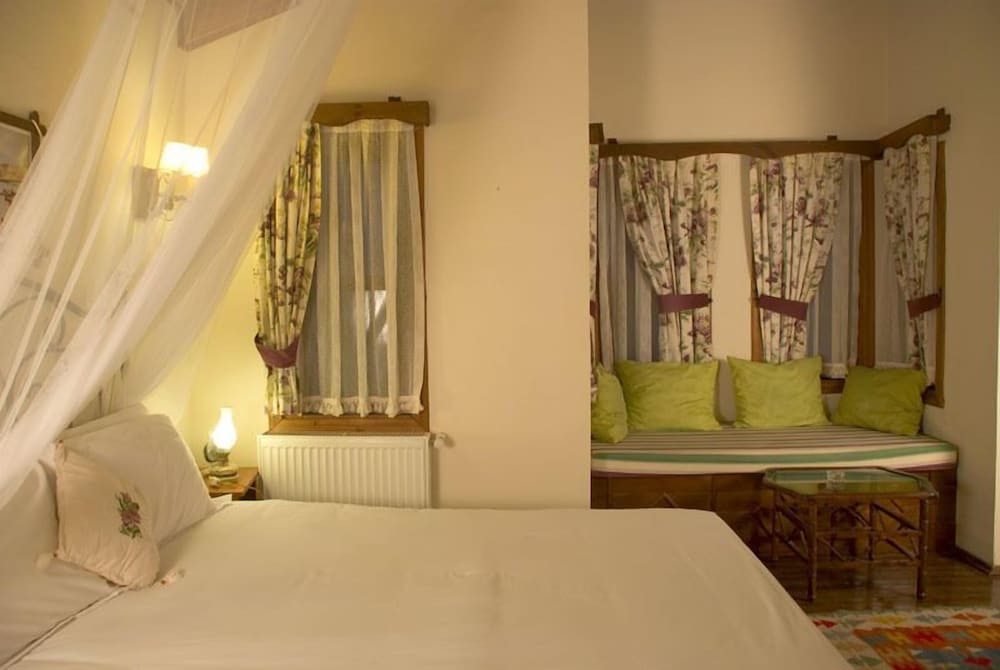 Room, 1 Queen Bed (Bay Window / Cumba) photo 1