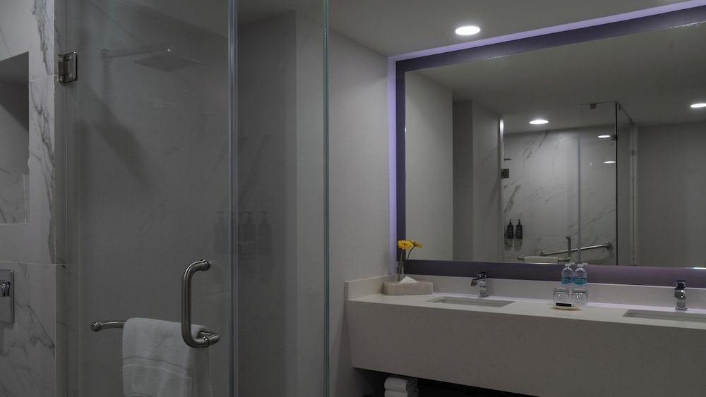 Deluxe Room, 2 Queen Beds, Balcony, City View - Photo 6
