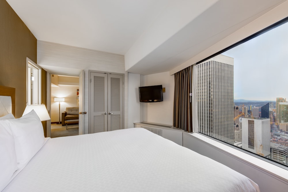 Junior Suite, 1 King Bed, City View - Photo 3