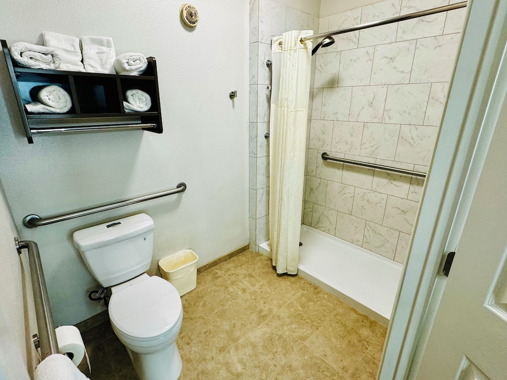 Room, Multiple Beds, Accessible, Non Smoking - Photo 5