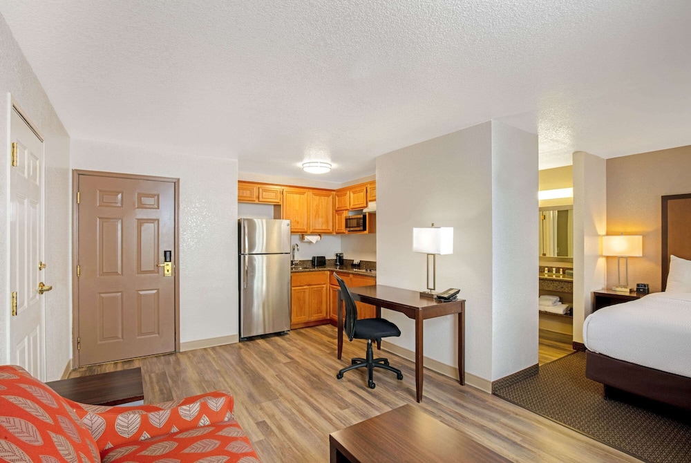 Deluxe Suite, 1 King Bed, Non Smoking - Photo 2