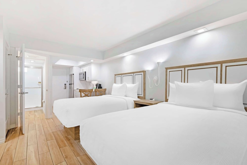 Standard Room, 2 Double Beds, Non Smoking, Balcony (Gulf View) - Photo 3