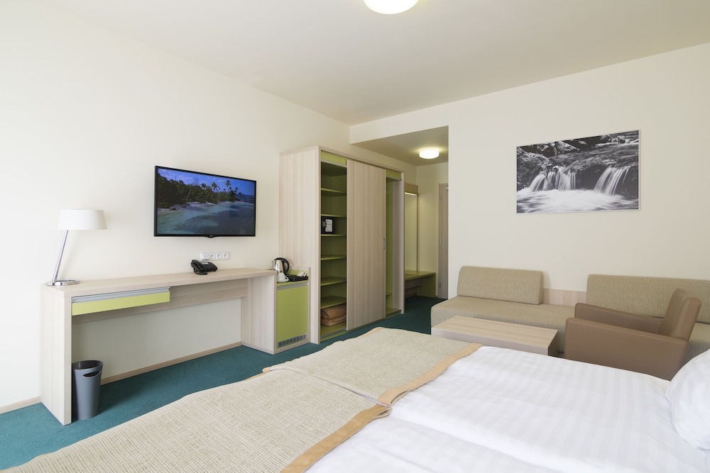 Family Room, 2 Bedrooms (Swimming pool Access) photo 3