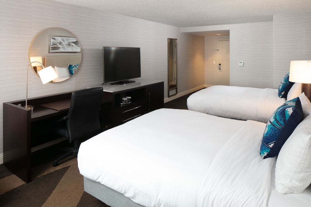 Deluxe Room, 2 Queen Beds (Roll-In Shower) photo 2