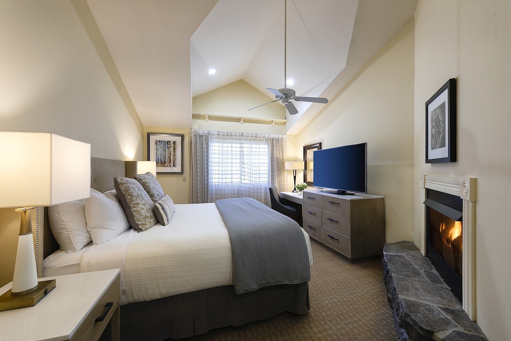 Deluxe Room, 1 King Bed, Fireplace, Ocean View - Photo 1