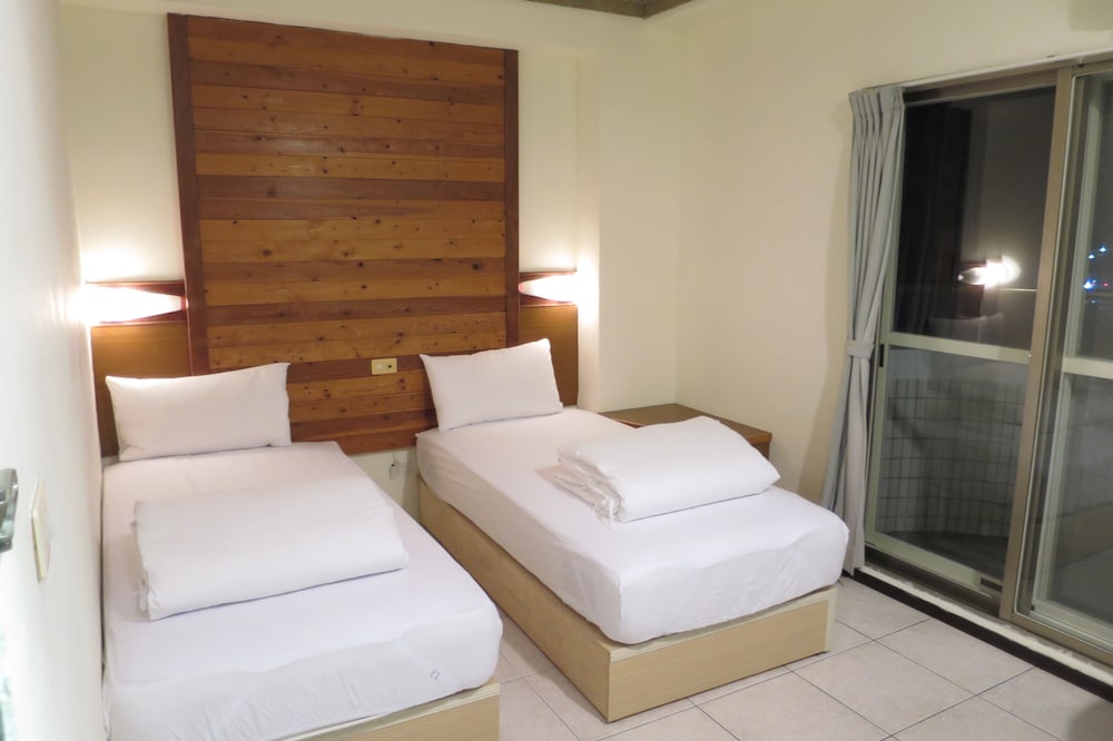 Economy Twin Room (Wood)