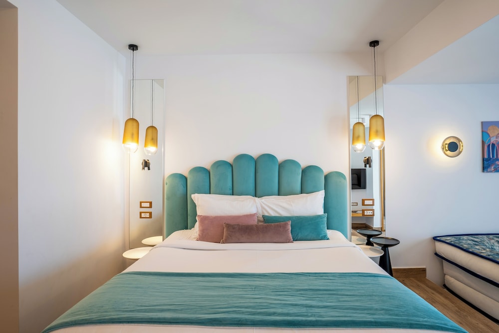King Suite with Sea View and Heated Plunge Pool - Photo 8