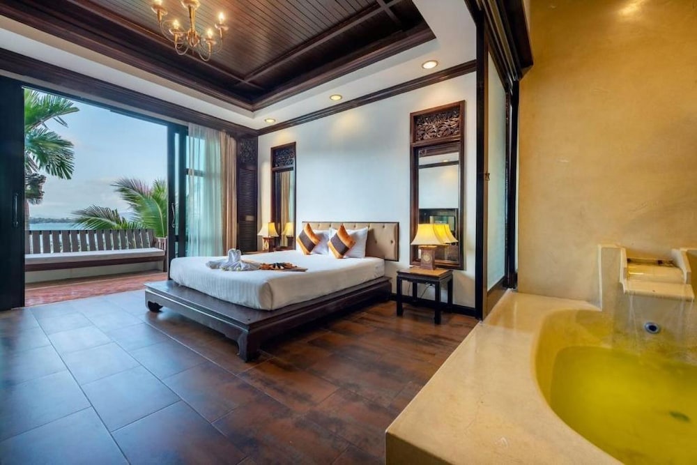 Deluxe Suite, Sea View - Photo 15