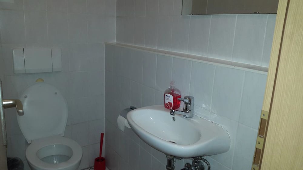 Twin Room with Private Bathroom - Photo 2