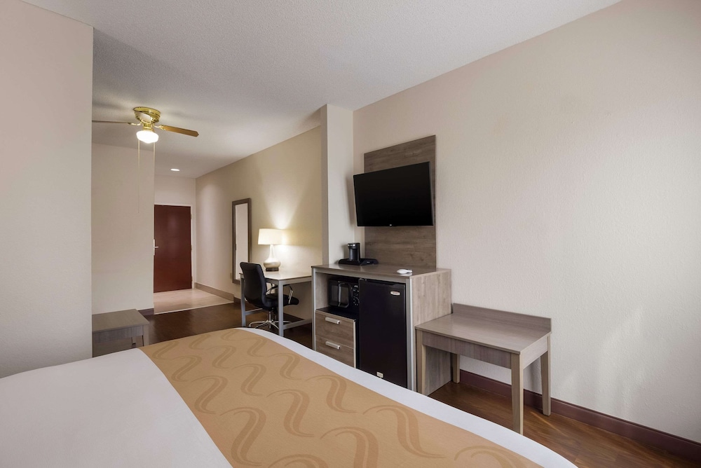 Suite, 1 King Bed, Accessible, Non Smoking photo 3