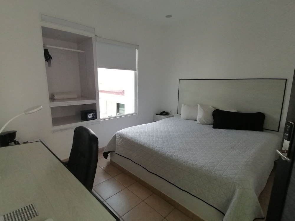 Standard Room, 1 King Bed, Non Smoking - Photo 7