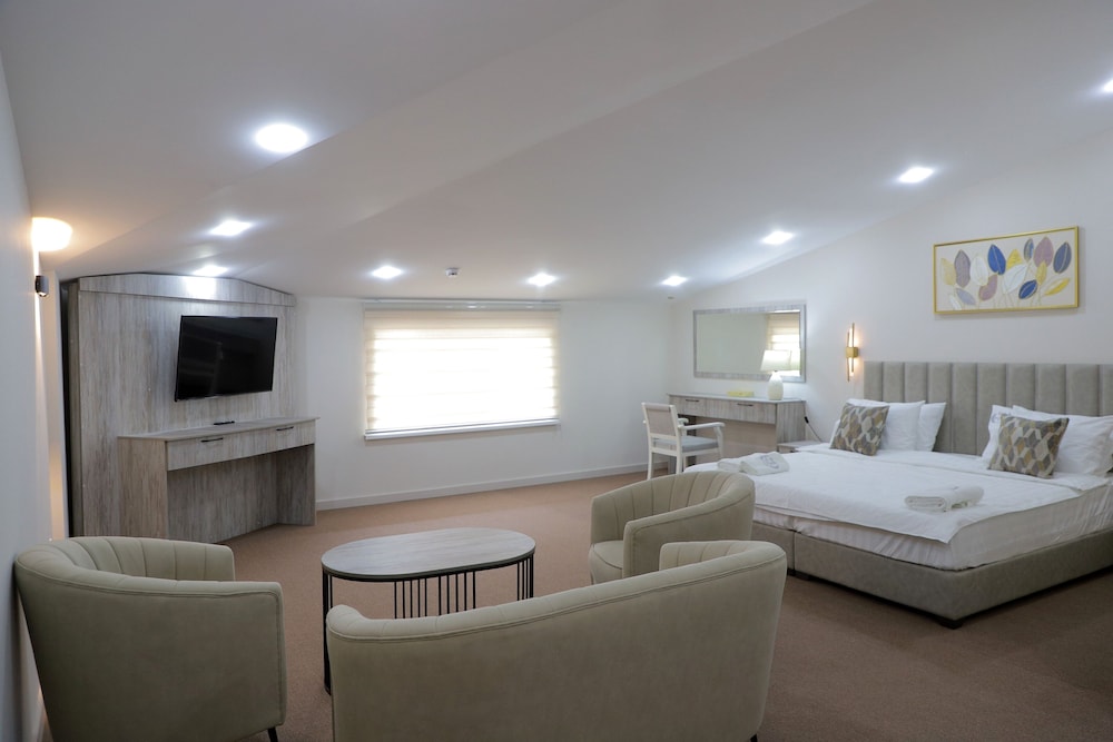 Luxury Suite, City View