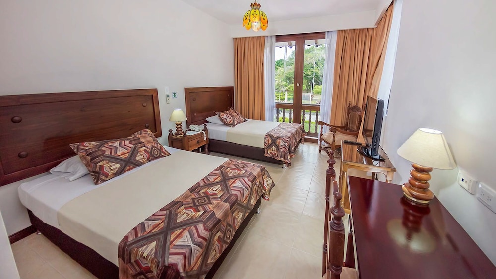 Standard Room, Multiple Beds - Photo 1