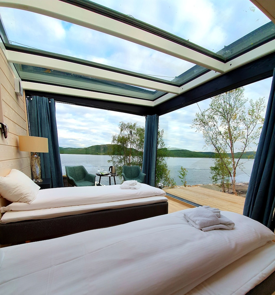 Comfort Chalet, 2 Twin Beds, Bay View, Overwater photo 3