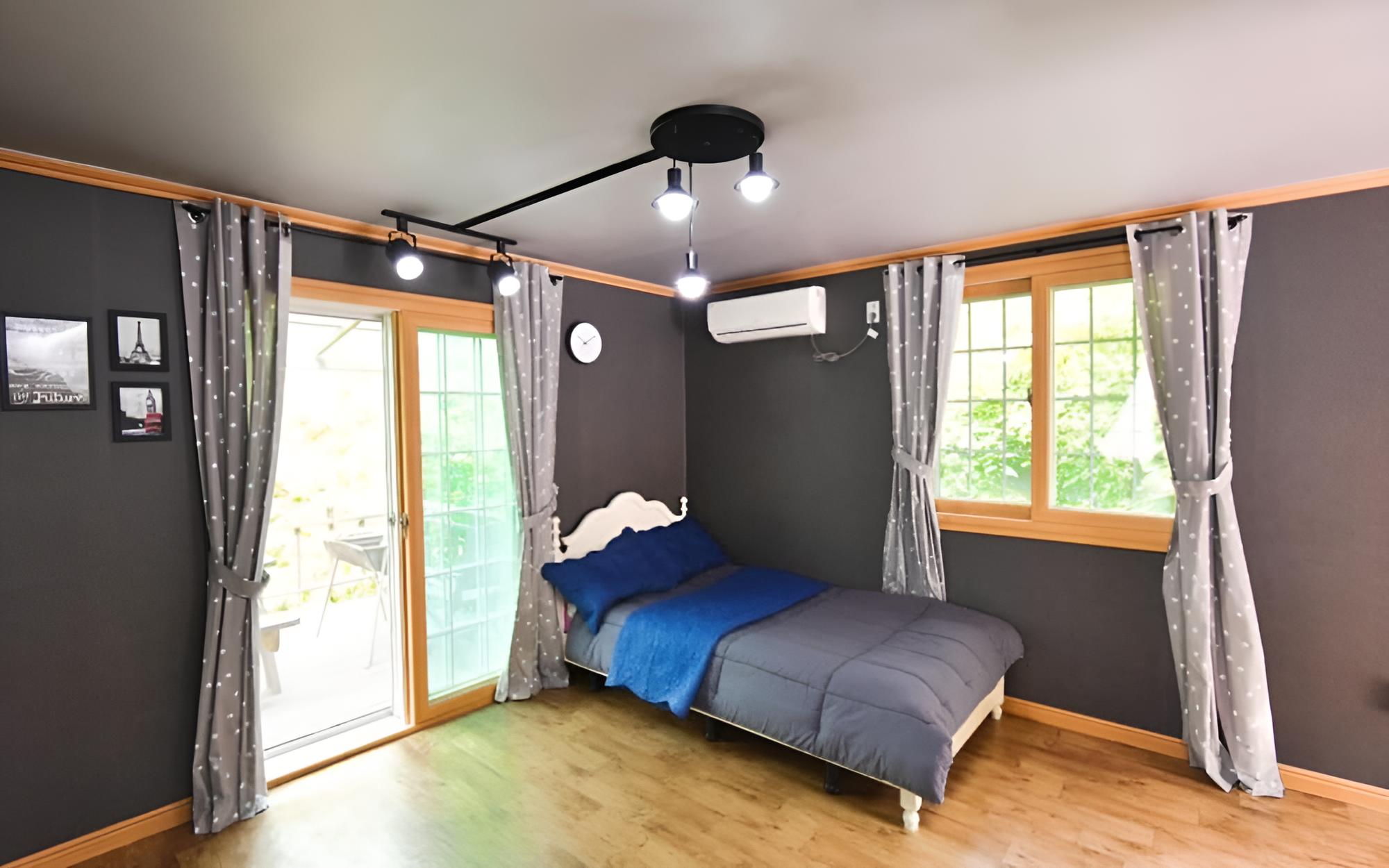 Room (Wind in the Forest WITH WIND) photo 2