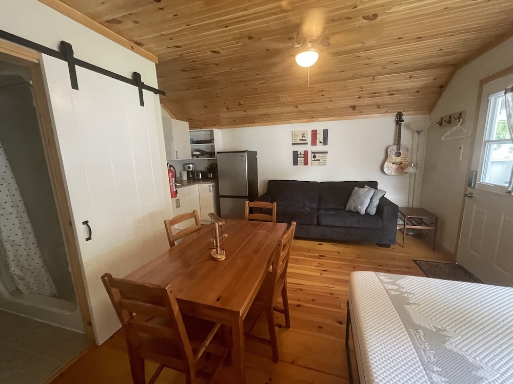 Economy Cottage, 1 Queen Bed with Sofa bed, Kitchenette, Lake View photo 1