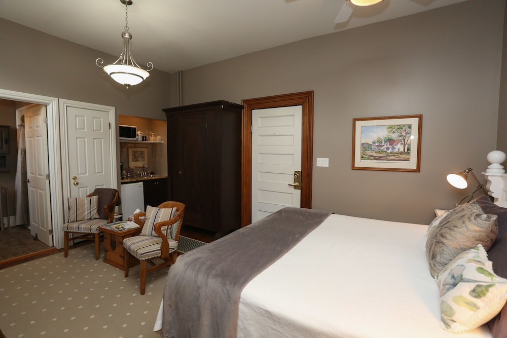 Superior Studio Suite, 1 King Bed (En Suite, Private Entrance) photo 2