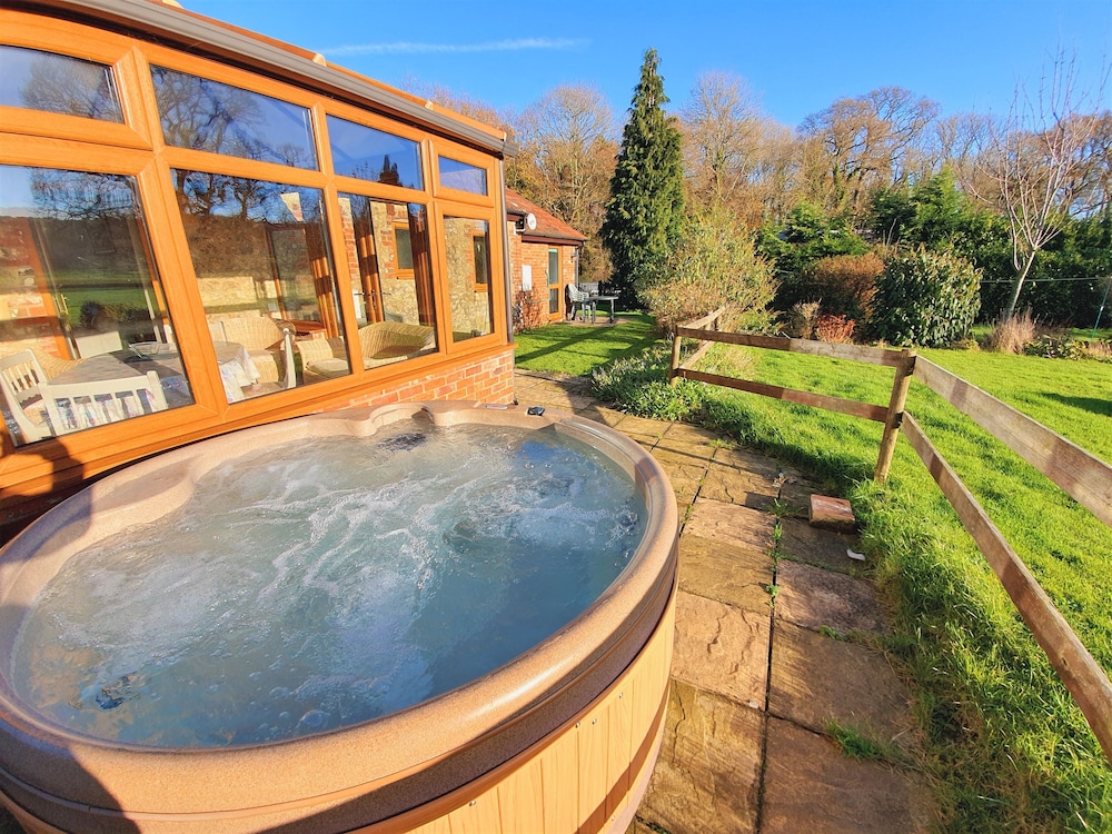 Traditional Cottage, 2 Bedrooms, Hot Tub, Ground Floor photo 1