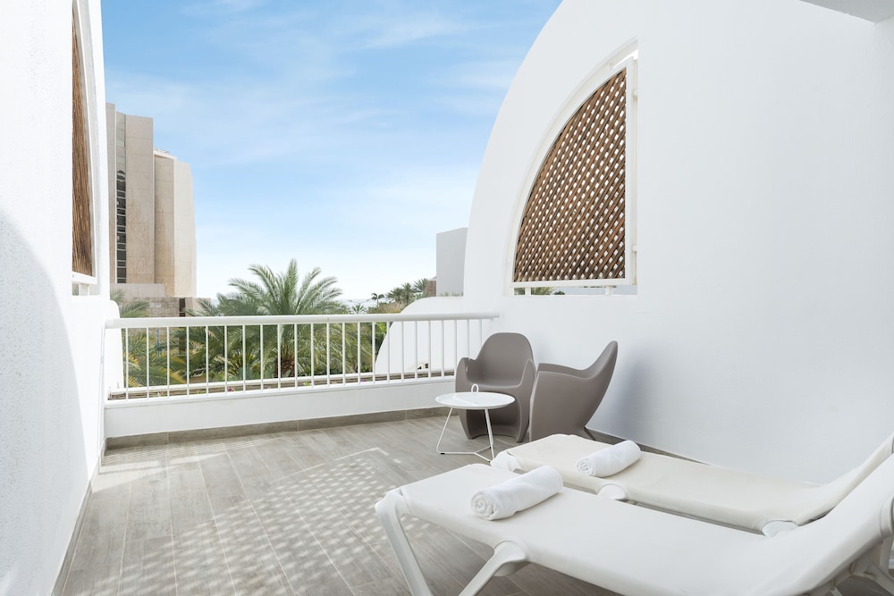 Deluxe Room With Hotel's Lawns View photo 2