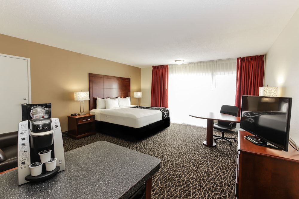 Deluxe Suite, 1 King Bed, Non Smoking - Photo 2