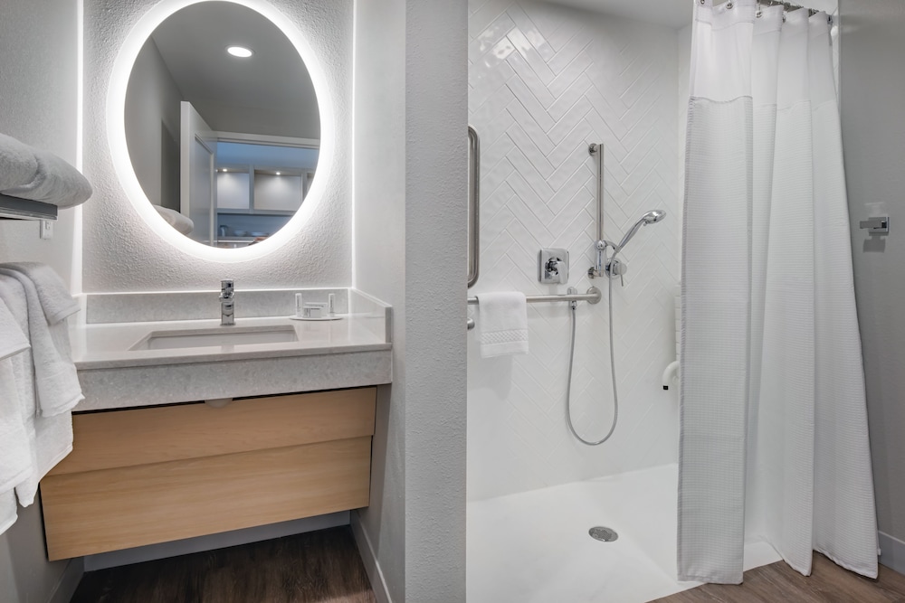 Suite, 1 King Bed (Mobility Accessible, Roll-In Shower) photo 3