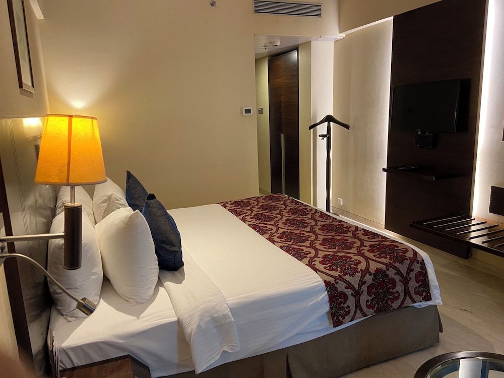 Deluxe Room, 1 King Bed (Premium King Room) photo 1