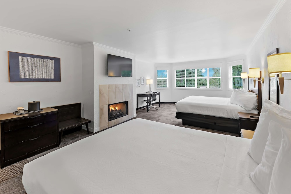 Standard Room, Multiple Beds, Non Smoking, Refrigerator & Microwave - Photo 1
