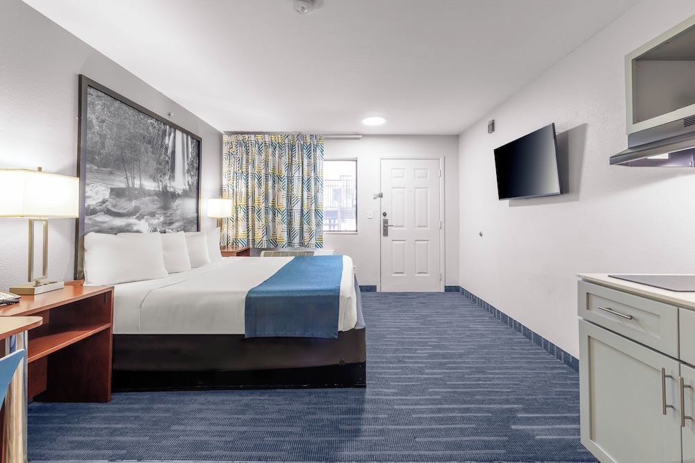 Suite, 1 King Bed, Non Smoking - Photo 4