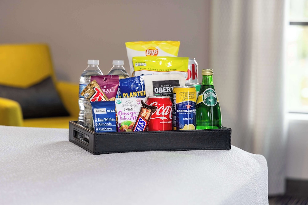 Room, 1 King Bed (Drinks-Snacks) - Photo 4