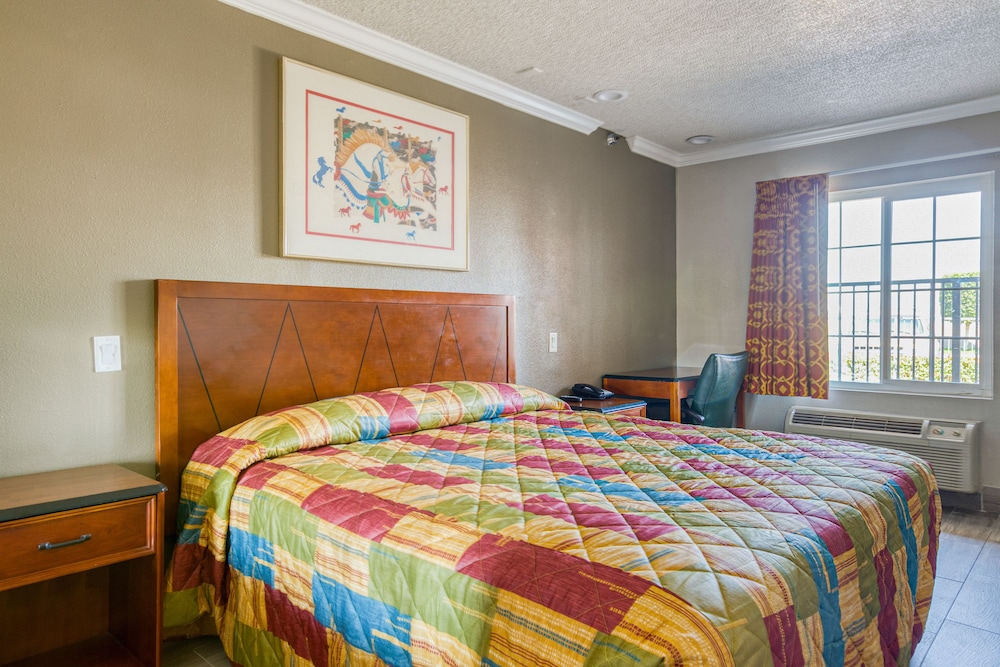Room, 1 King Bed, Accessible, Smoking photo 1