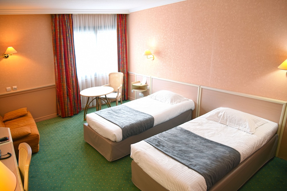 Twin Room with Sofa - Photo 1