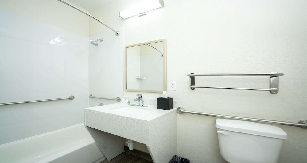 Standard Room, 1 King Bed, Accessible, Refrigerator & Microwave - Photo 3
