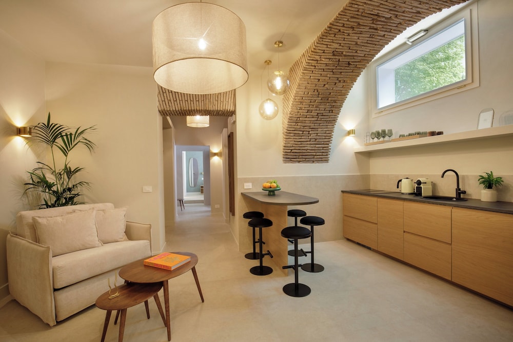Superior Apartment, Annex Building (Via Croce 14) thumbnail 5